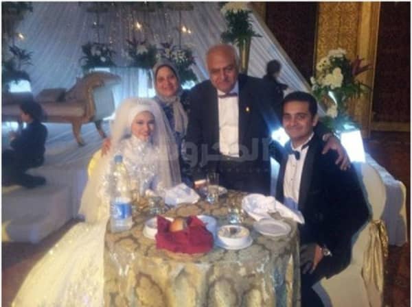 الدكتور عوض عباس رجب وقرينته يشاركان الإعلامية منى الهلالى وزوجها أفراحههما بزفافههما 