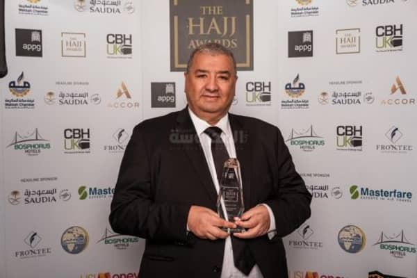 عادل عرفان مدير عام فندق موفنبيك هاجر مكة يتسلم ااجائزة