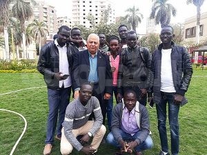 الدكتور عوض عباس رجب مع الطلبة الأفارقة الوافدين للتعليم فى مصر