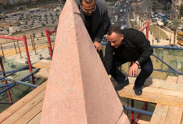 الأمين العام للمجلس الأعلى للآثار،خلال تفقده أعمال الترميم الدقيق لمسلة ميدان التحرير