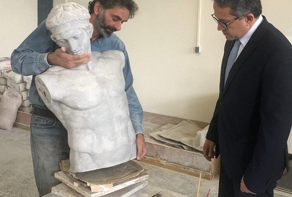 الدكتور خالد العناني ،وزير السياحة والآثار ، خلال زيارته لإحدى ورشة لإنتاج المستنسخات الأثرية بالعاصمة اليونانية أثينا