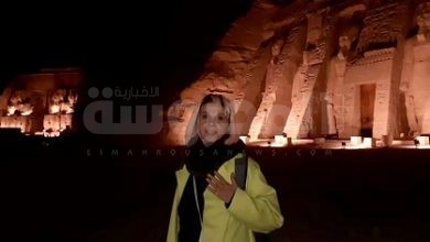 الممثلة والمغنية الإسبانية فيكتوريا أبريل في معبد ابوسمبل