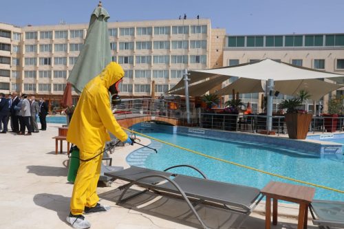 وزير السياحة يشرف بنفسه على تعقيم أحد الفنادق بالهرم والمنطقة الآثرية بالأهرامات