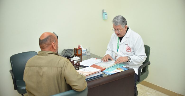 الدكتور جمال شيحه رئيس مجلس إدارة جمعية رعاية مرضي الكبد يقوم بتوقيع الكشف الطبرى على المرضى