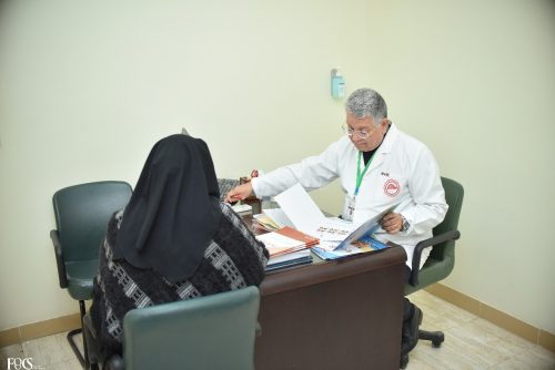 الدكتور جمال شيحه رئيس مجلس إدارة جمعية رعاية مرضي الكبد يقوم بتوقيع الكشف الطبرى على المرضى