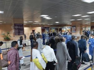 وزير الطيران المدنى يتفقد مطار الأقصر الدولى لمتابعة تطبيق خطة مواجهة كورونا
