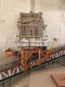 رفع وتثبيت وإضاءة القطع الأثرية الثقيلة علي الدرج العظيم بالمتحف المصري الكبير