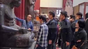 صينى يقوم بالإرشاد السياحى لفوج صينى داخل المتحف المصرى من المسئول ؟!