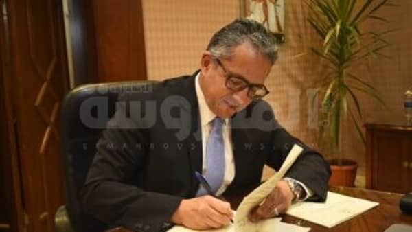 الدكتور خالد العنانى ، وزير السياحة والآثار يوقع قراراً وزارياً
