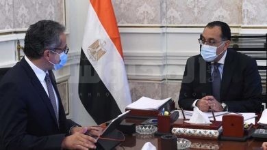 مدبولى يتابع مع العنانى موقف حركة السياحة الوافدة إلى مصر