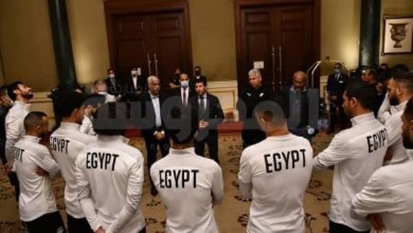 وزير الرياضة يلتقى لاعبى المنتخب الوطنى قبل السفر إلى السنغال.. ويطالب باستمرار التركيز لتحقيق الفوز والتأهل لكأس العالم 1