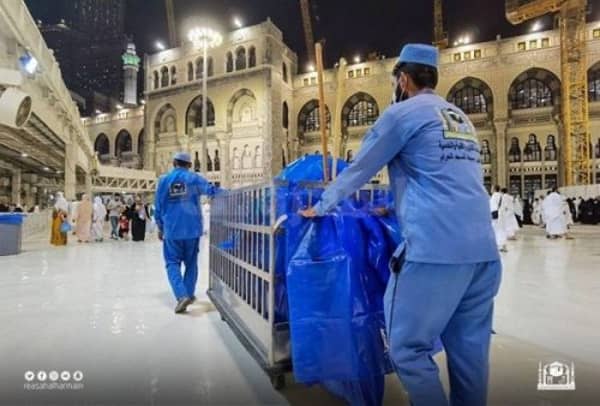 أكثر من 2000 طن من النفايات تم رفعها من المسجد الحرام خلال 15 يوم من شهر رمضان المبارك