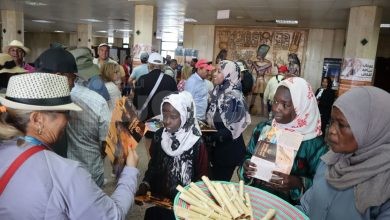 مطار ابو سمبل يحتفل بعيد ميلاد رمسيس الثانى ويقدم الهدايا التذكارية لرواده