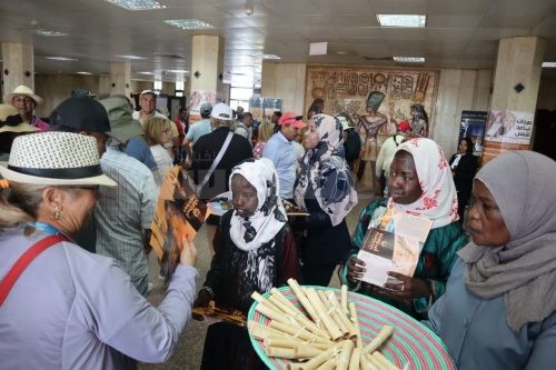 مطار ابو سمبل يحتفل بعيد ميلاد رمسيس الثانى ويقدم الهدايا التذكارية لرواده