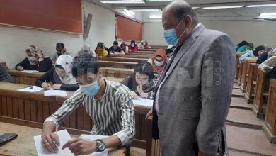 صورة أرشيفية لعميد كلية الآثار جامعة القاهرة يتابع إمتحانات الكلية 2