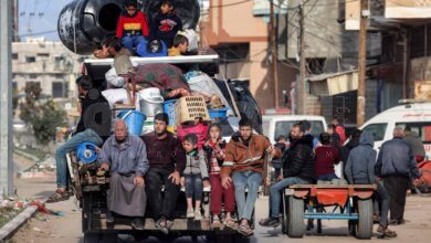 عائلة فلسطينية على ظهر شاحنة تفر (الاثنين) من رفح (جنوب قطاع غزة) باتجاه وسط القطاع (أ.ف.ب)