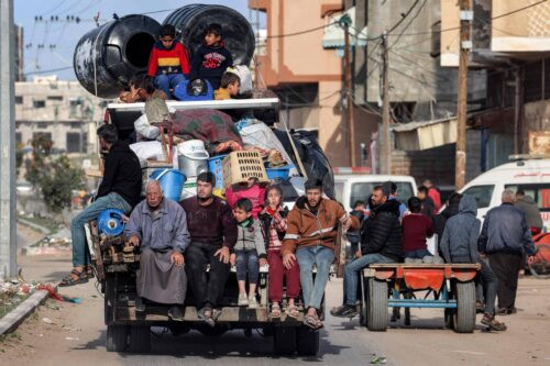 عائلة فلسطينية على ظهر شاحنة تفر (الاثنين) من رفح (جنوب قطاع غزة) باتجاه وسط القطاع (أ.ف.ب)