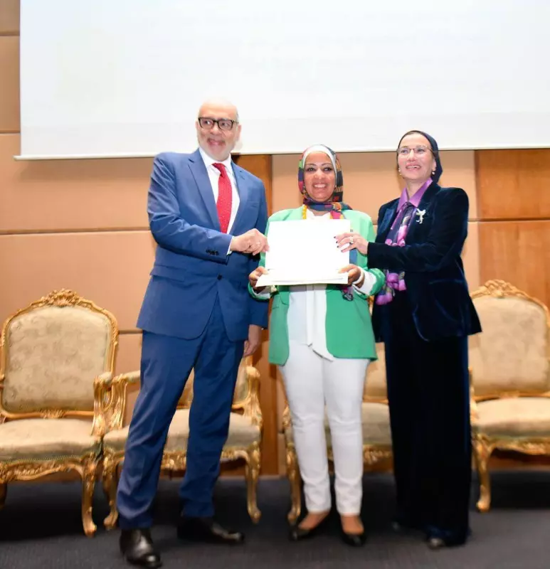 هند سعيد تتسلم الجائزة من الدكتورة ياسمين فؤاد وزيرة البيئة