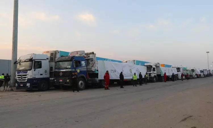 وصول القافلة العاشرة لبيت الزكاة والصدقات إلى قطاع غزة