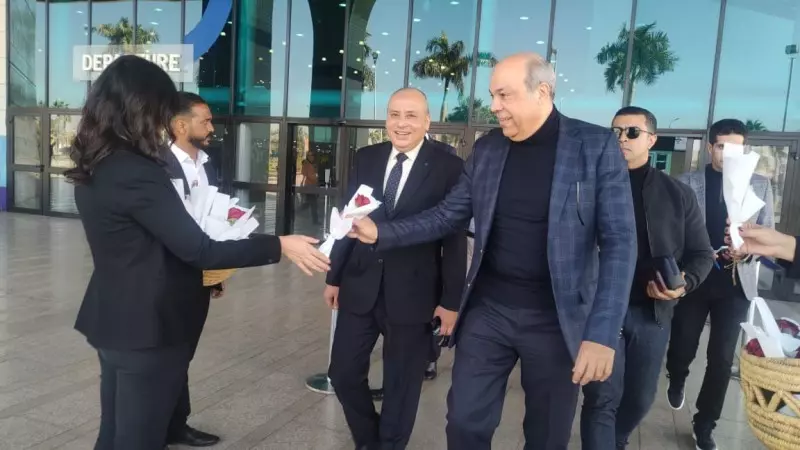 استقبال رسمي وحفاوة ببعثة الأهلي في مطار الأقصر الدولي إستعداداً لإحتفالية كأس العالم للأندية. 2