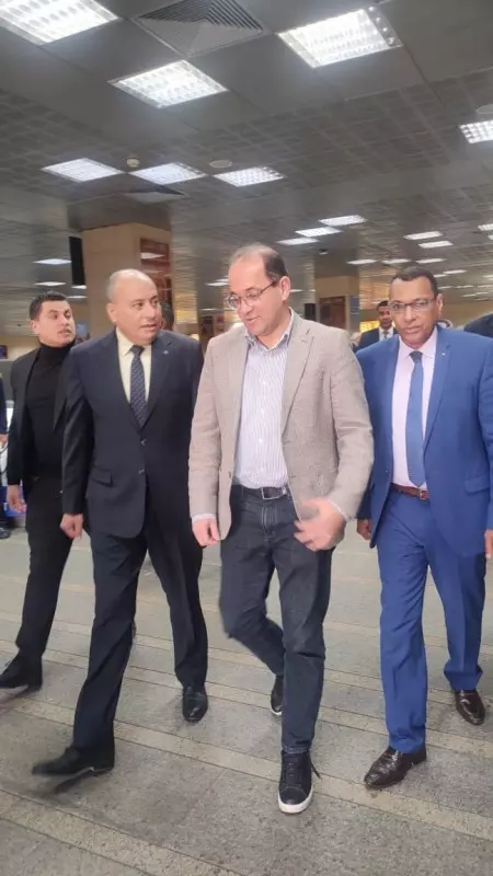 استقبال رسمي وحفاوة ببعثة الأهلي في مطار الأقصر الدولي إستعداداً لإحتفالية كأس العالم للأندية. 4