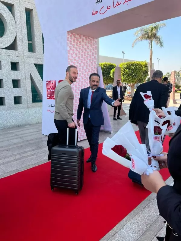 استقبال رسمي وحفاوة ببعثة الأهلي في مطار الأقصر الدولي إستعداداً لإحتفالية كأس العالم للأندية. 5