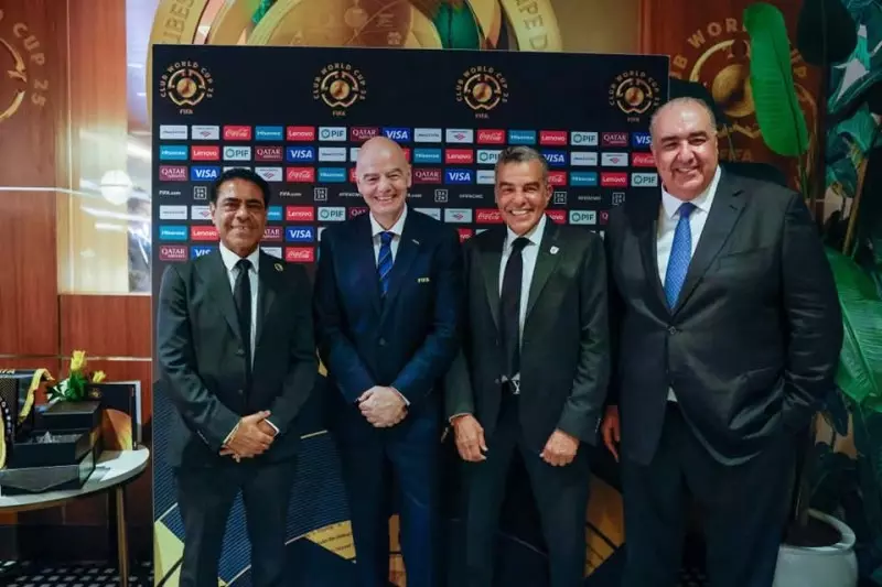 إنفنتينو رئيس الإتحاد الدولى لكرة القدم ولحظة مرح مع أعضاء مجلس إدارة النادى الأهلى