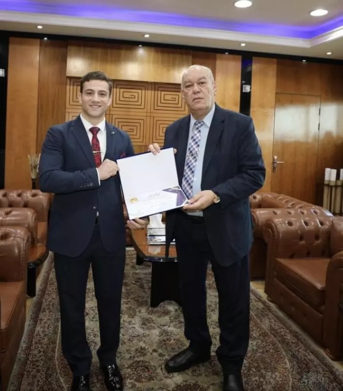 رئيس ميناء القاهرة الجوي يكرم موظفًا متميزًا تقديرًا لتفانيه في العمل