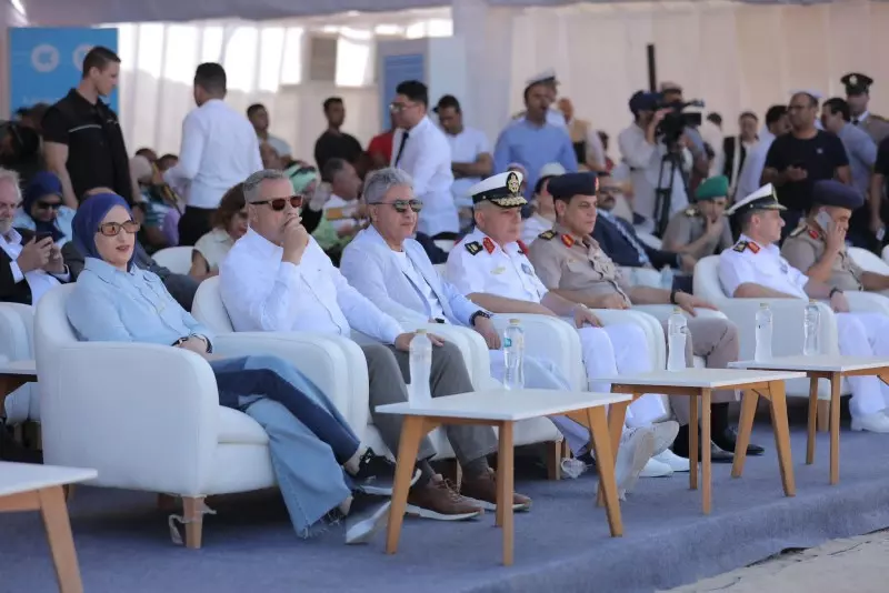 وزير السياحة والآثار ومحافظ الإسكندرية وقائد القوات البحرية وقائد المنطقة الشمالية العسكرية يشهدون انتشال ثلاث قطع أثرية ضخمة من مياه أبو قير