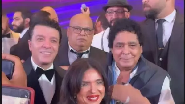 صورة أرشيفية من فرح إبنة مصطفى كامل ويظهر الكينج محمد منير مقدما التهنئة 