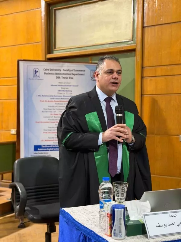 الرئيس التنفيذي لهيئة التنشيط السياحي يناقش رسالة الدكتوراه المهنية بجامعة القاهرة