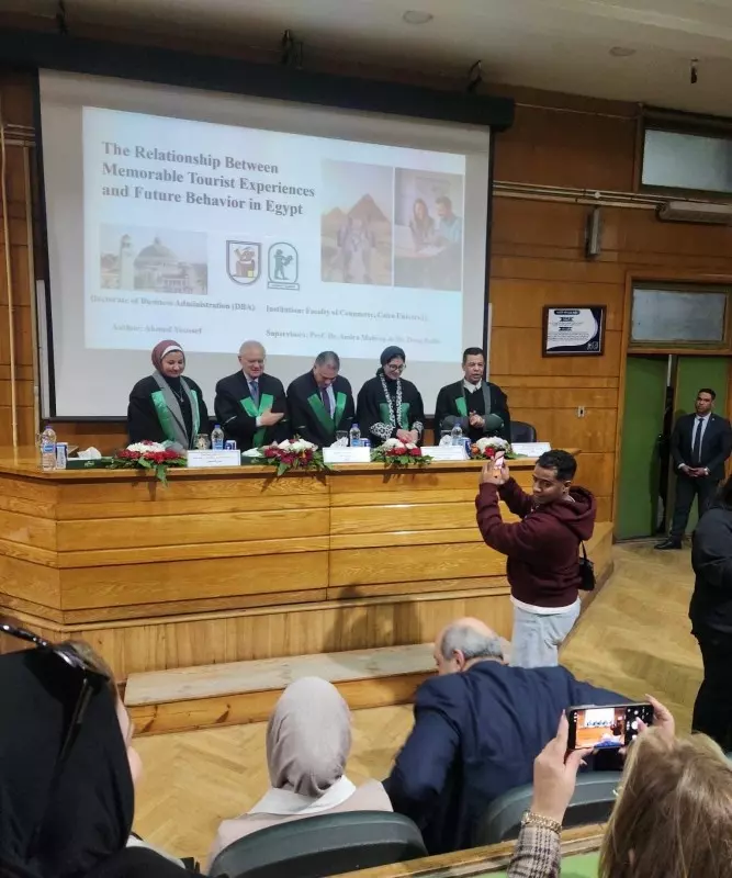 الرئيس التنفيذي لهيئة التنشيط السياحي يناقش رسالة الدكتوراه المهنية بجامعة القاهرة