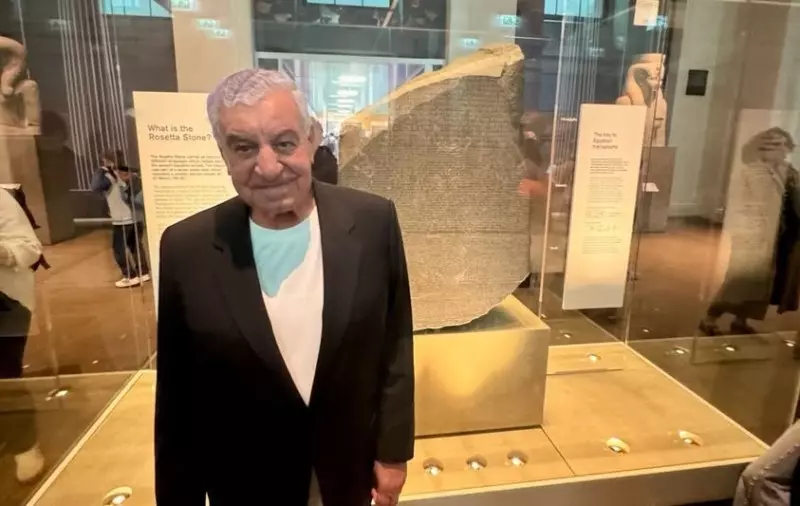 الدكتور زاهى حواس وخلفه حجر رشيد