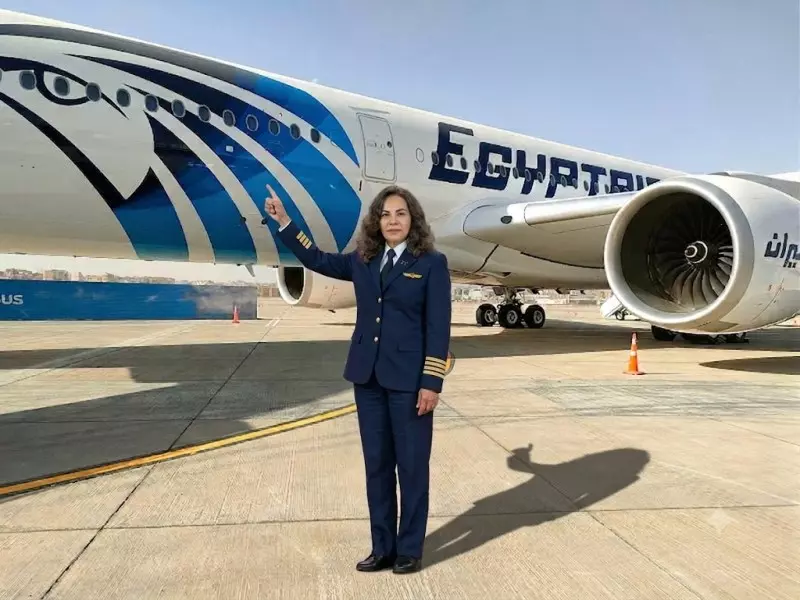 الكابتن نيفين درويش وصورة مع الطائرة الجديدة لمصر للطيران